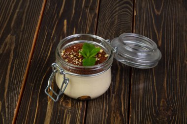 Nane ile tiramisu pasta bardakta servis