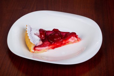 Peynirli Kek çilek beyaz plaka ile