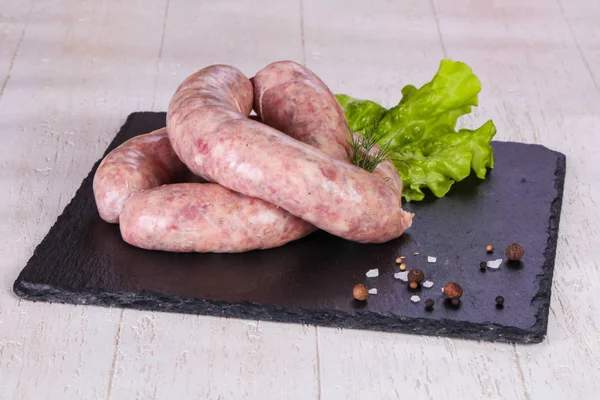 Çiğ domuz sosisi grill için hazır