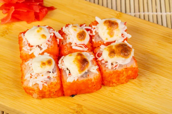 Leckere Gebackene Kalifornische Sushi Brötchen — Stockfoto