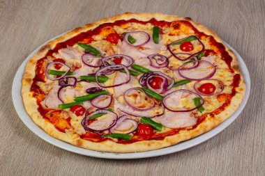 Jambonlu ve peynirli pizza