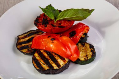 Izgara sebze fesleğen plaka devam eder