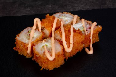 Karides ile Japon geleneksel rulo