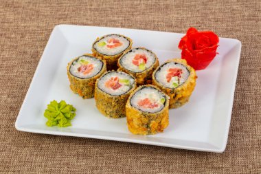 Tempura ton balığı ve avokado ile rulo