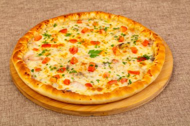 Deniz ürünleri pizza domates ve peynir ile