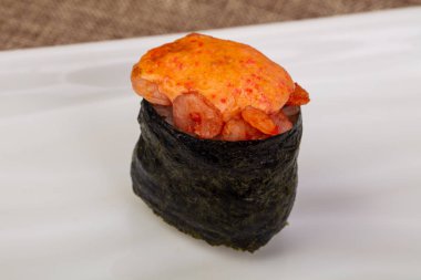 Soslu baharatlı gunkan suşisi.