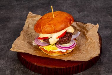 Etli ve peynirli hamburger.