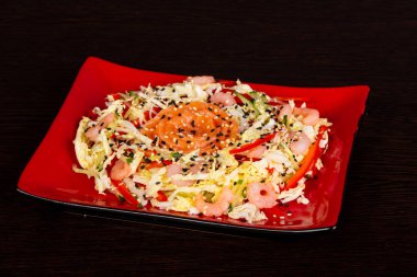 Somon ve karides salatası sesam tohum hizmet