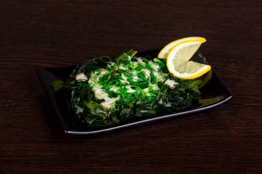 Chukka ve sesam tohumları ile salata