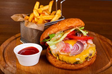 Hamburger kızartma patates ve sos ile