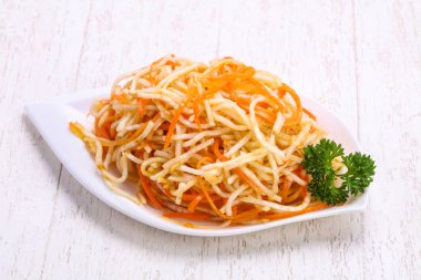 Kabın içinde geleneksel fermente lahana lahana turşusu