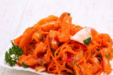 Kabın içinde balık turşusu havuç