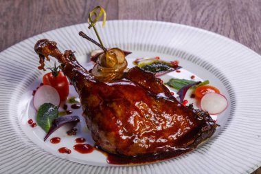 Ördek bacak armut ve sos ile