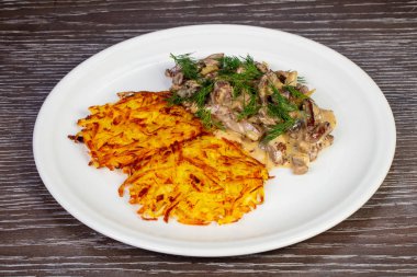 Lezzetli sığır straganof ile draniks