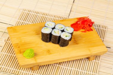 Lezzetli salatalık mini suşi rulo