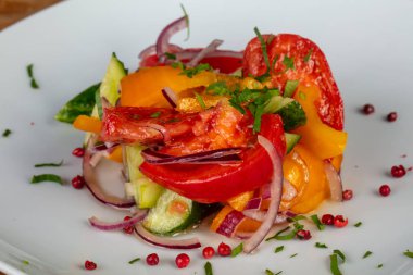 Lezzetli bir rustik doğranmış domates, salatalık, soğan ve biber salatası