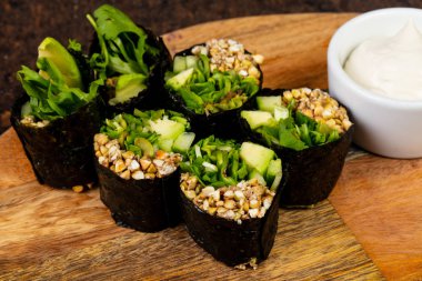 Lezzetli yeşil rulo buğday, avokado ve salatalık ile