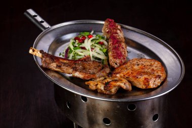 Soğan ile ızgara plakası karıştırın