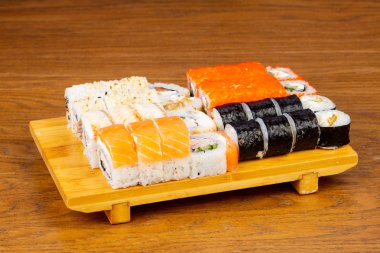 Lezzetli yılan balığı sushi roll seti