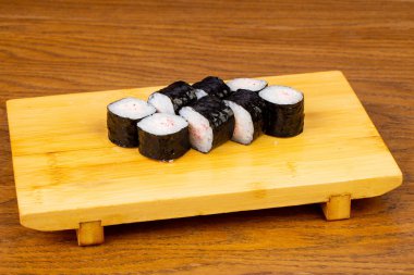 Lezzetli yengeç sushi roll seti