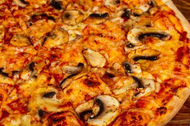 Mantar ve peynir pizza