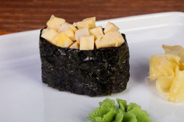 Japon Suşi gunkan omlet ile