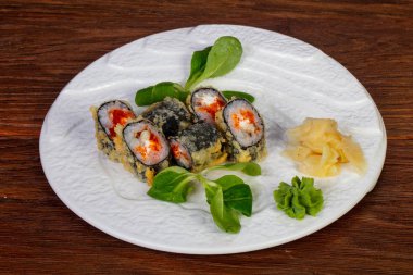 Yılan balığı ve tobiko ile tempura rulo