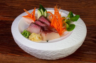 Japon soğuk sashimi sarıkuyruk ile