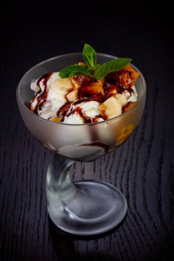 Karamel, şeftali ve muz ile lezzetli dondurma alıntılar