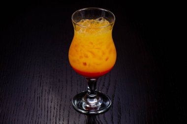 Tatlı bardak tekila Sunrise kokteyli