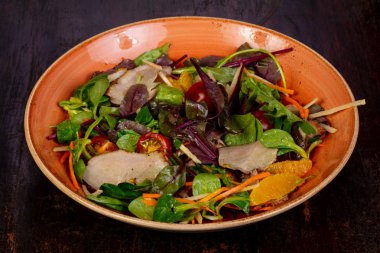 Ördek göğsü ve domates salatası