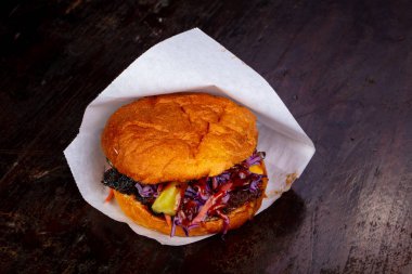 Burger çekti domuz ve kırmızı lahana