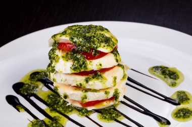 Ispanak ve sos lezzetli caprese salatası