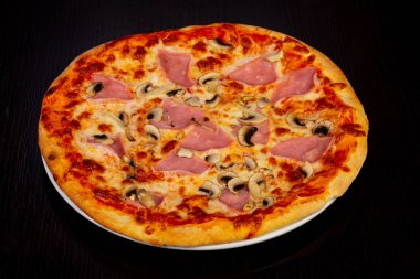 Jambonlu ve peynirli lezzetli pizza.