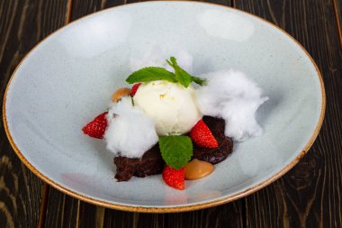 Nane brownie kek çilek ile hizmet