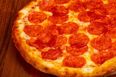 Pizza biberli sosis ahşap bacground üzerinde ile