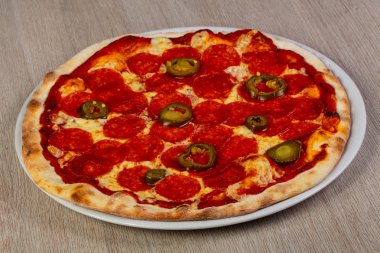 Pizza biberli sosis ve biber