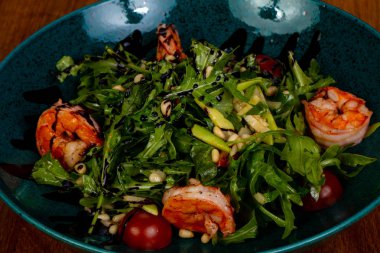 Avokado ve karides salatası