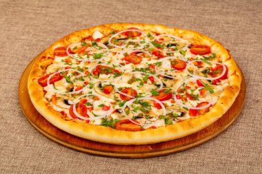 Mantar, peynir ve tavuk pizza