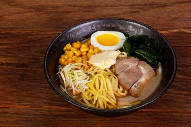 Domuz eti ve yumurta ile Japon Ramen çorbası