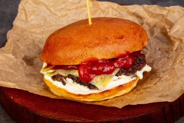 Etli ve peynirli hamburger.