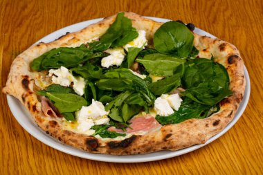 Pizza jambon, buratta ve ıspanak ile