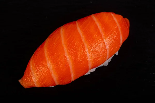 Smaczny Tradycyjnych Japanesse Łososia Sushi — Zdjęcie stockowe
