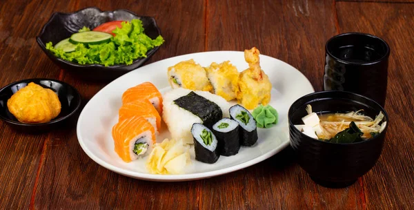 Japán Sushi Roll Készlet Salátával Miso Levessel — Stock Fotó