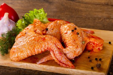 Marine edilmiş tavuk kanat ızgara ve Barbekü