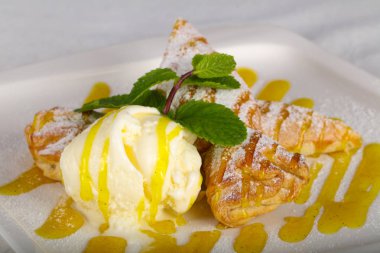 Apple strudel dondurma ile