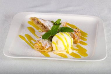 Apple strudel dondurma ile