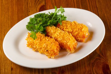 Ahşap arka plan üzerinde Kızarmış peynirli çubuk