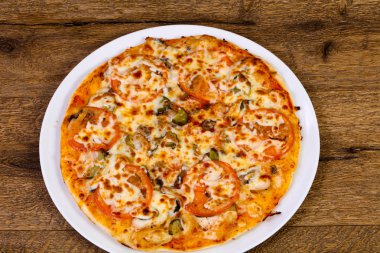 Etli ve peynirli pizza.