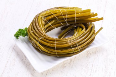 Kabın içinde turşu ramsons yığın